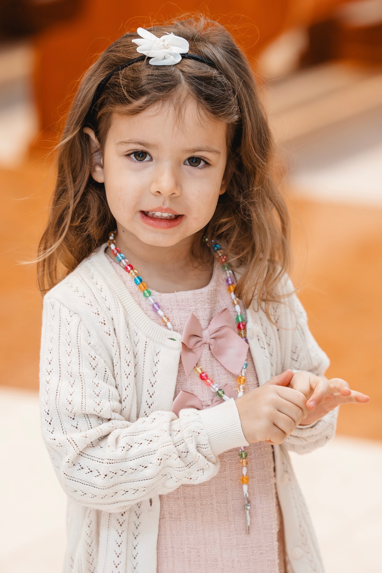 Porträt eines Mädchens mit Blumenhaarreif