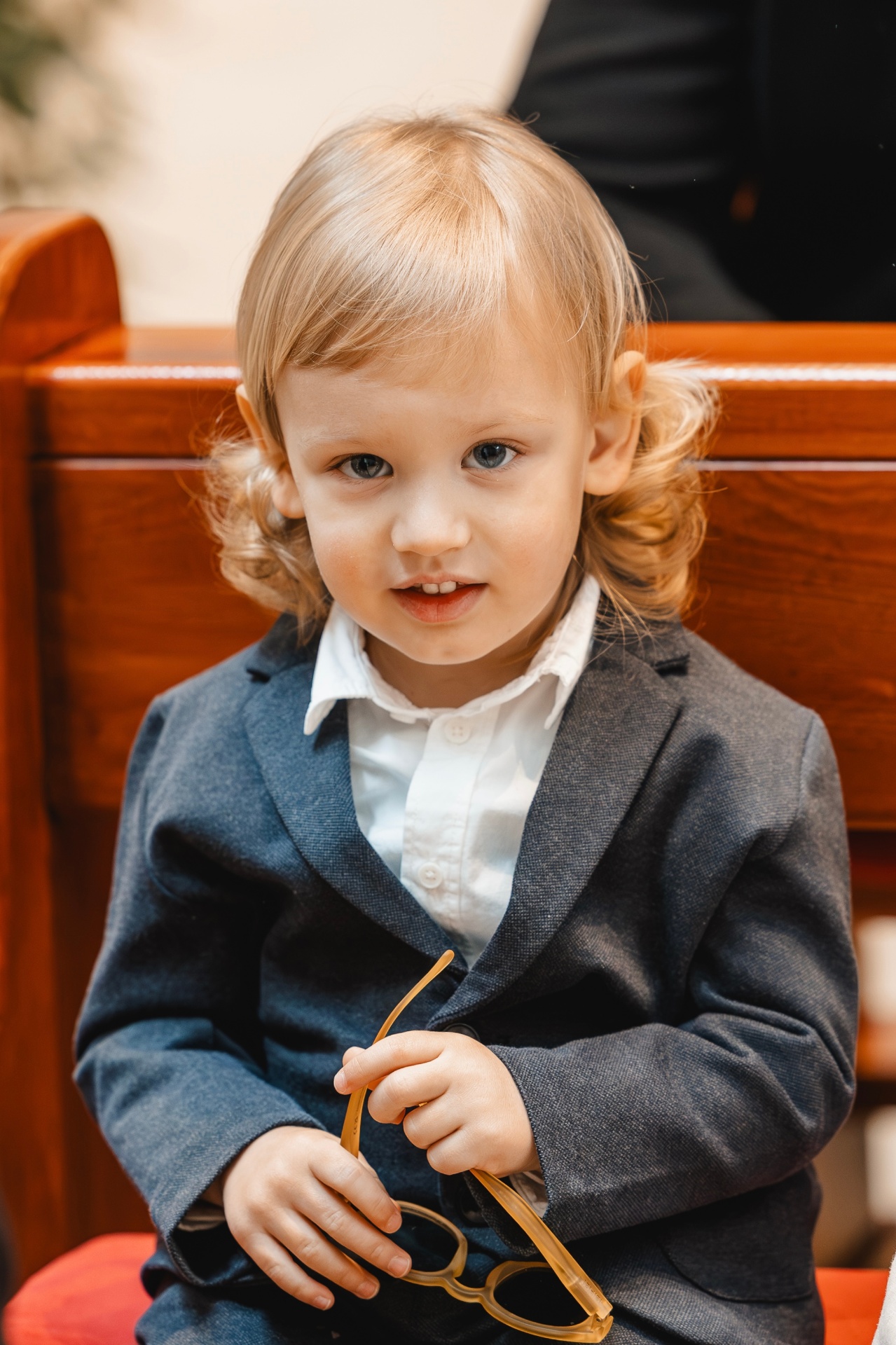 Kleiner Junge im Anzug mit Sonnenbrille